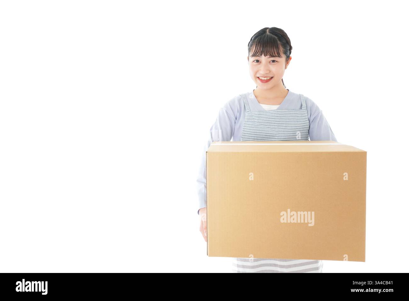 Jeune femme au foyer recevant le courrier Banque D'Images