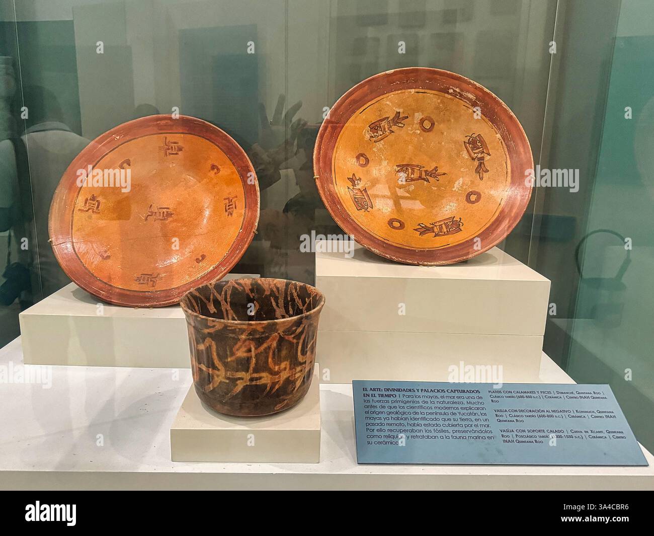Plaques de poterie décorées et peintes de Dzibanche, Kohunlich et Xcaret, avec des motifs de poissons au Museo de Maya, Cancun, Mexique Banque D'Images
