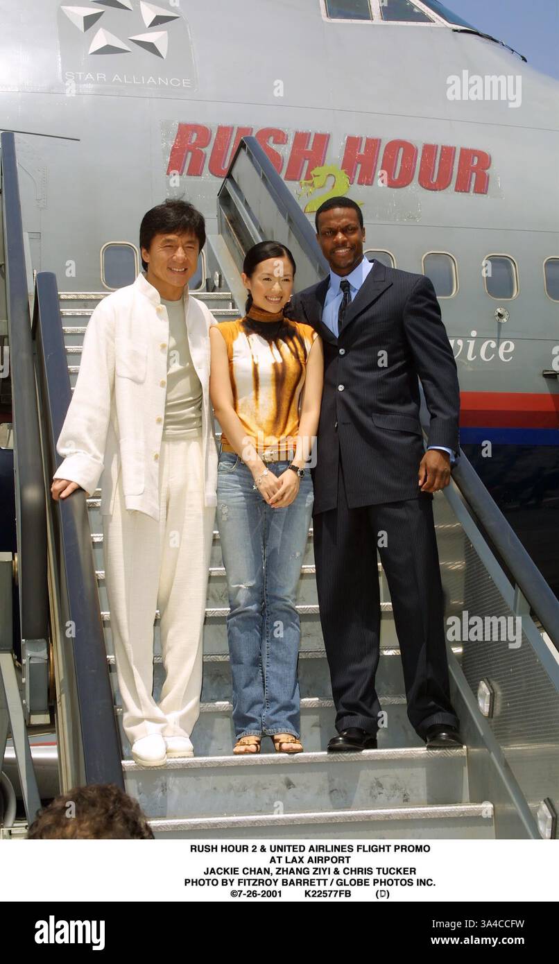 26 juillet 2001 - Rush Hour 2 & PROMO VOL United Airlines à l'aéroport LAX..JACKIE CHAN, Zhang Ziyi et Chris Tucker. BARRETT FITZROY / 7-26-2001 K22577FB (D)(Image Crédit : © Globe Photos/ZUMAPRESS.com) Banque D'Images