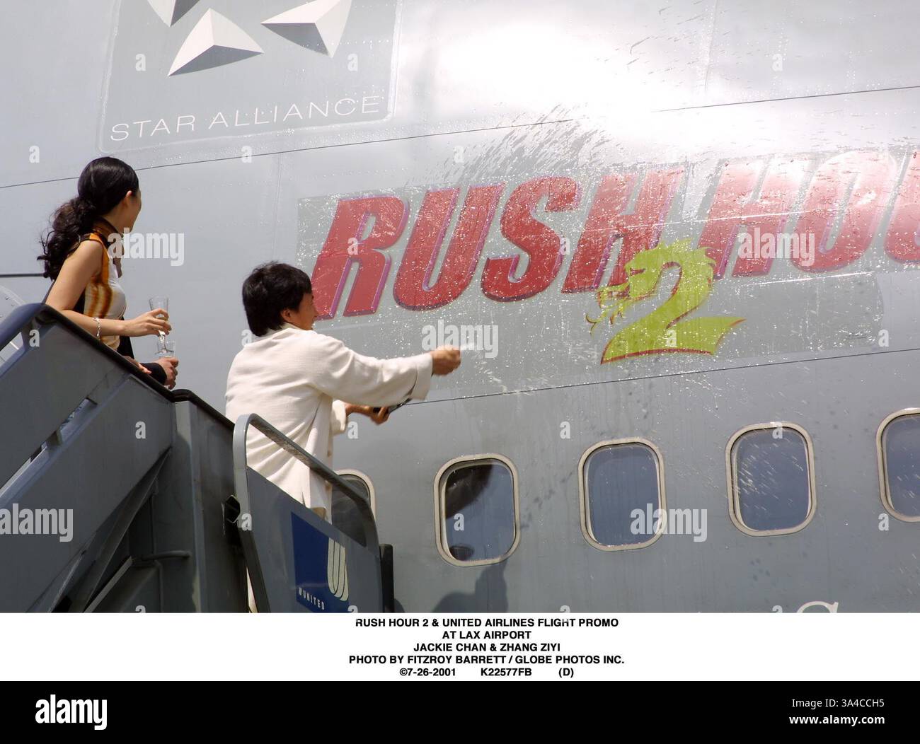 26 juillet 2001 - Rush Hour 2 & PROMO VOL United Airlines à l'aéroport LAX..JACKIE CHAN et Zhang Ziyi. BARRETT FITZROY / 7-26-2001 K22577FB (D)(Image Crédit : © Globe Photos/ZUMAPRESS.com) Banque D'Images