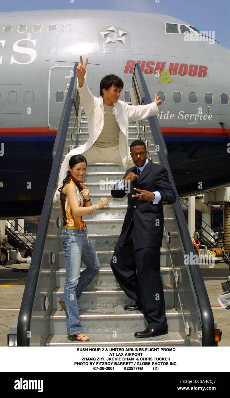 26 juillet 2001 - Rush Hour 2 & PROMO VOL United Airlines à l'aéroport LAX..Zhang Ziyi, Jackie Chan et Chris Tucker. BARRETT FITZROY / 7-26-2001 K22577FB (D)(Image Crédit : © Globe Photos/ZUMAPRESS.com) Banque D'Images