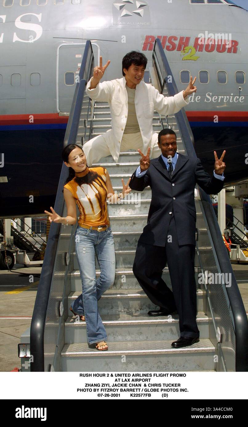 26 juillet 2001 - Rush Hour 2 & PROMO VOL United Airlines à l'aéroport LAX..Zhang Ziyi, Jackie Chan et Chris Tucker. BARRETT FITZROY / 7-26-2001 K22577FB (D)(Image Crédit : © Globe Photos/ZUMAPRESS.com) Banque D'Images