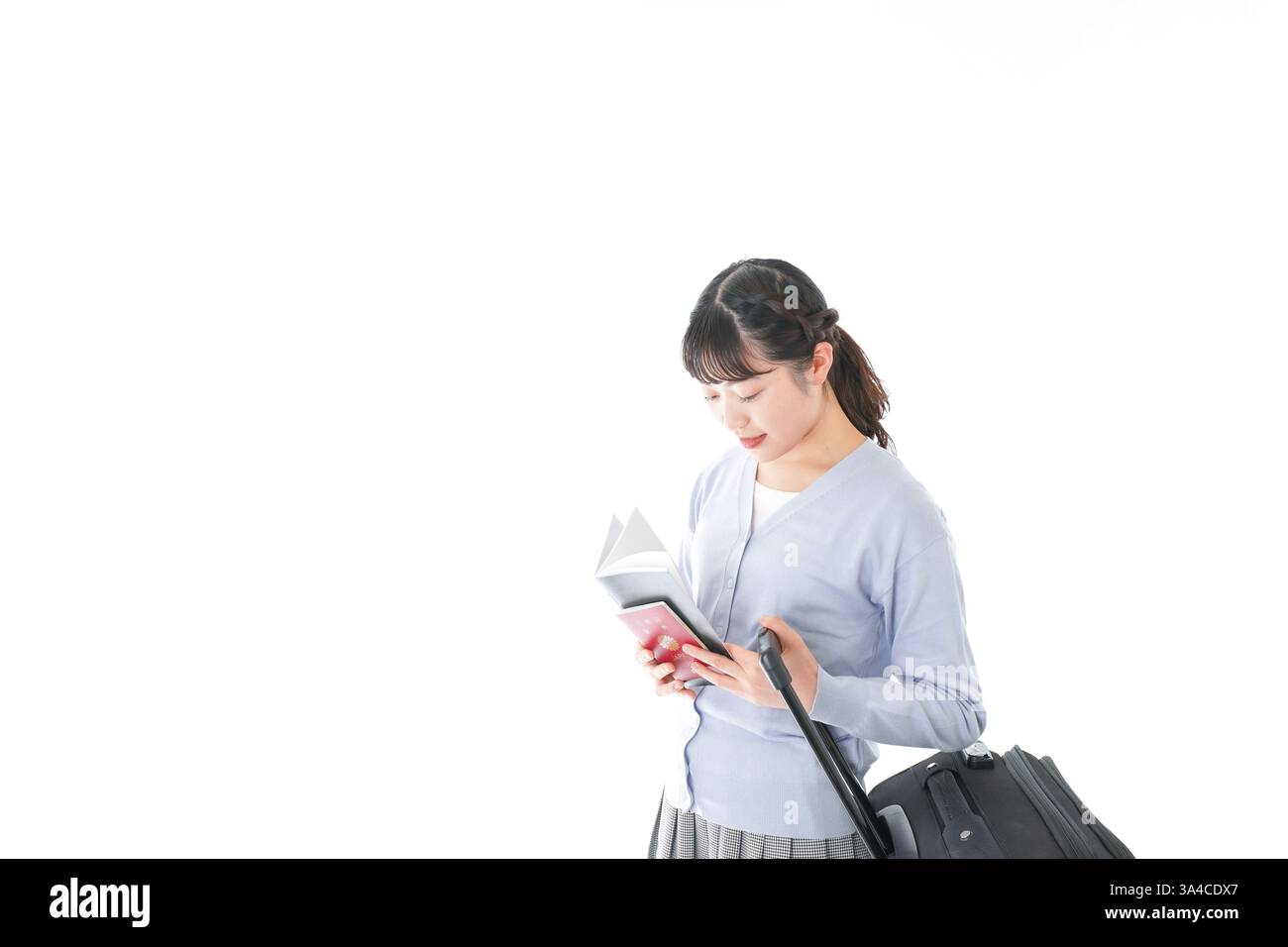 Jeune femme voyageant seule avec guide Banque D'Images