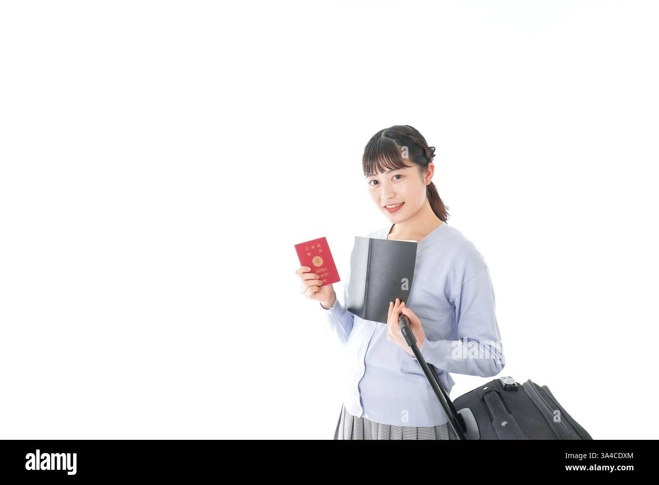 Jeune femme voyageant seule avec guide Banque D'Images