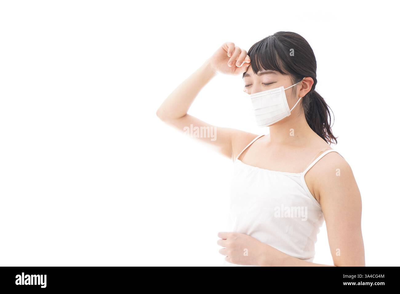 Jeune femme souffrant de rhume des foins, de rhume et de grippe, portant un masque Banque D'Images