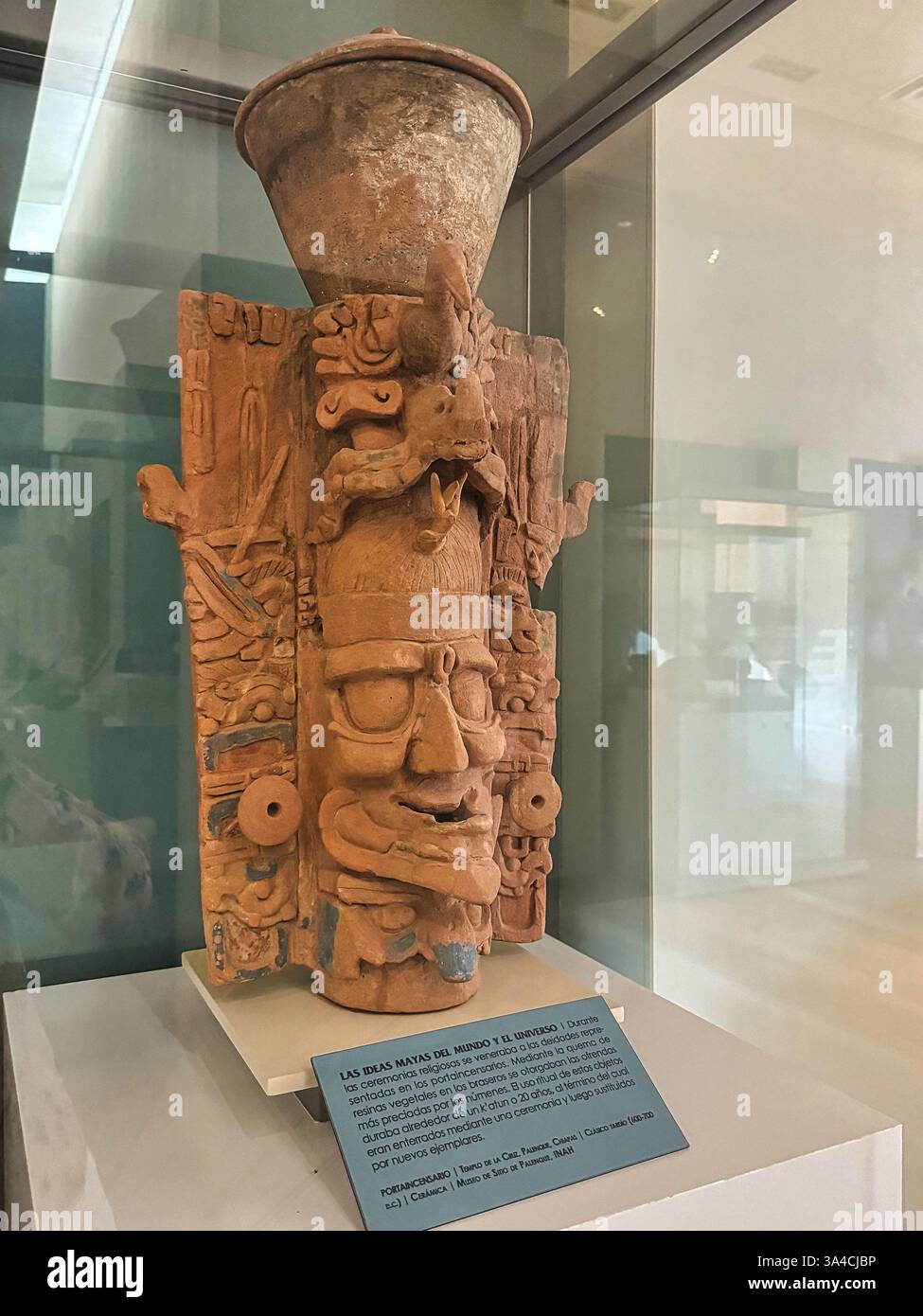 Brûleur d'encens en céramique représentant la diété d'oiseaux principale de la mythologie maya du site de Palenque, 600 à 700 AD au Museo de Maya, Cancun, Mexique Banque D'Images