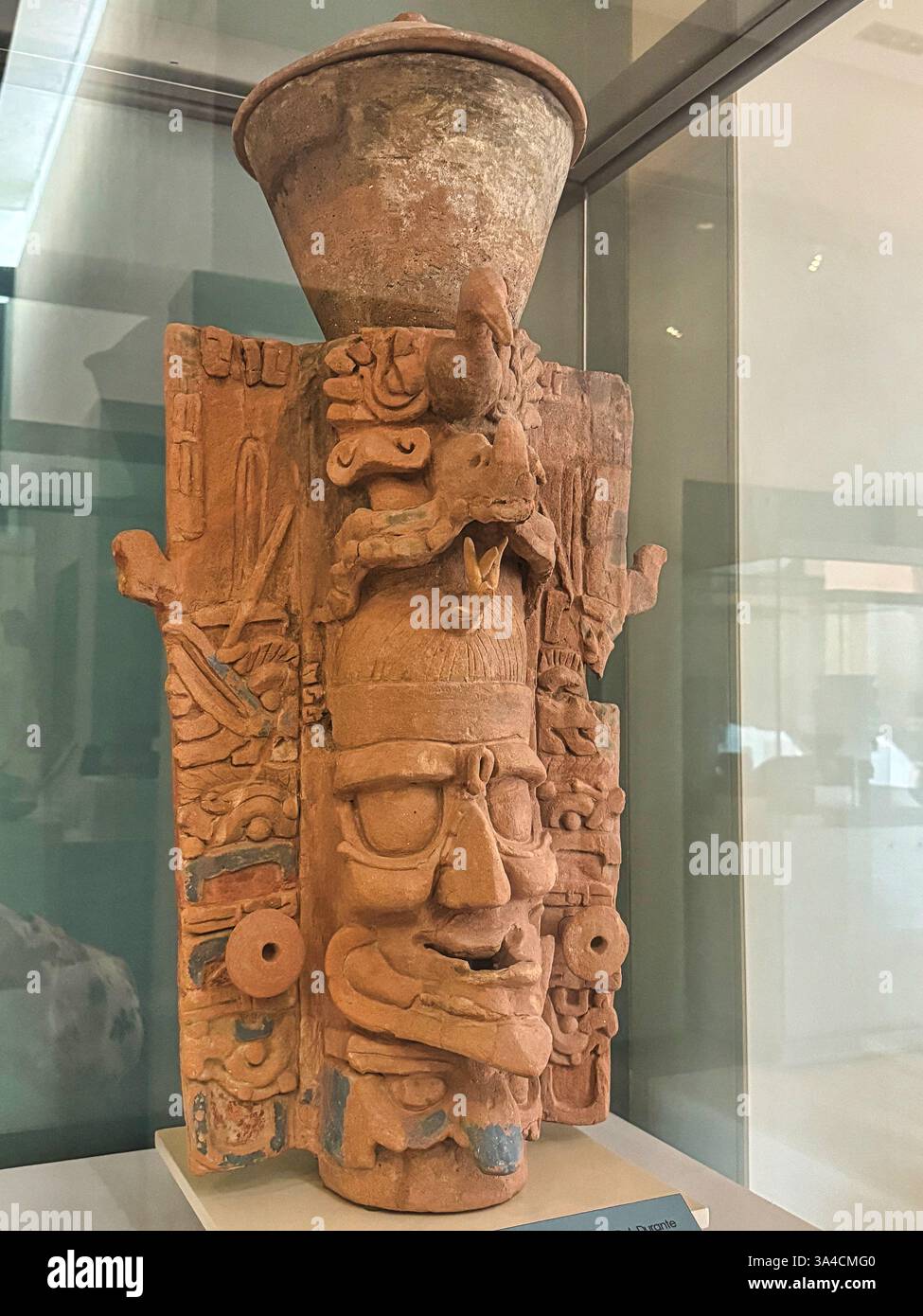 Magnifique brûleur d'encens en argile cuite représentant la diété d'oiseaux principale de la mythologie maya du site de Palenque, au Museo de Maya, Cancun, Mexique Banque D'Images