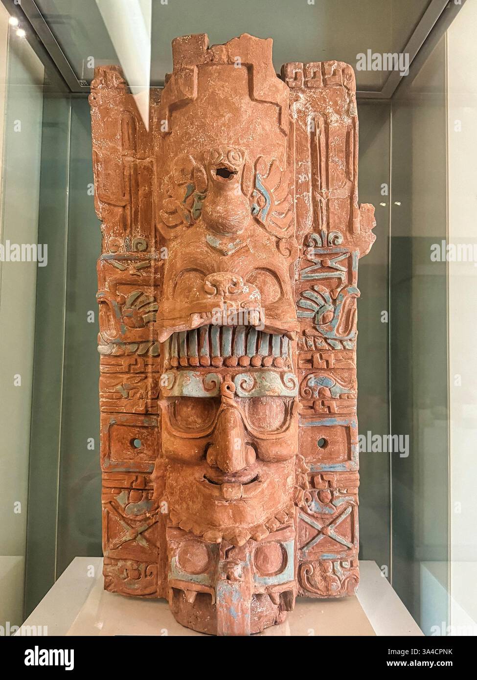 Magnifique brûleur d'encens en argile cuite représentant la diété d'oiseaux principale de la mythologie maya du site de Palenque, au Museo de Maya, Cancun, Mexique Banque D'Images