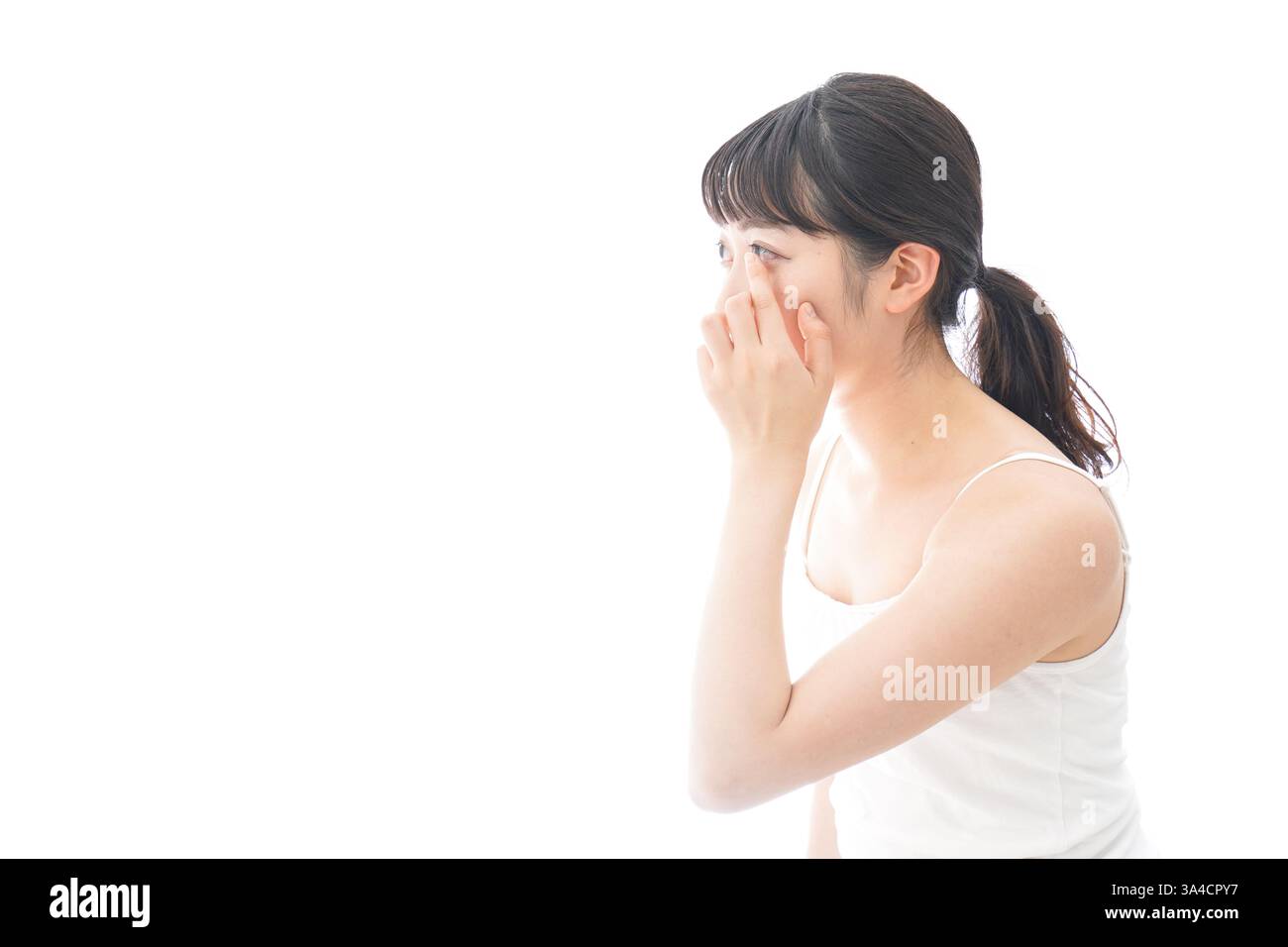 Jeune femme mettant des lentilles de contact Banque D'Images