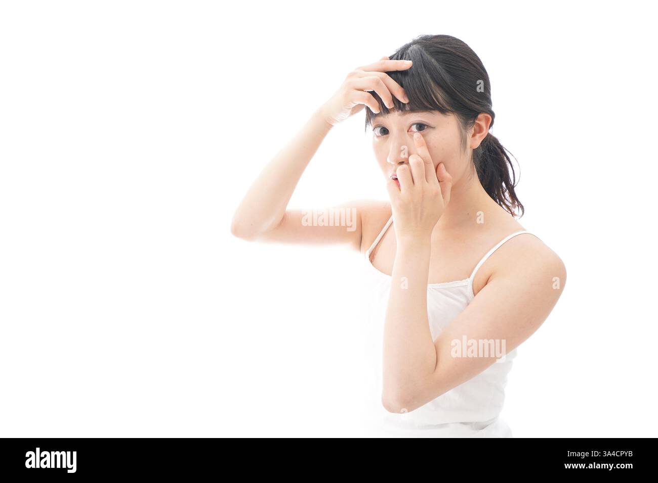 Jeune femme mettant des lentilles de contact Banque D'Images