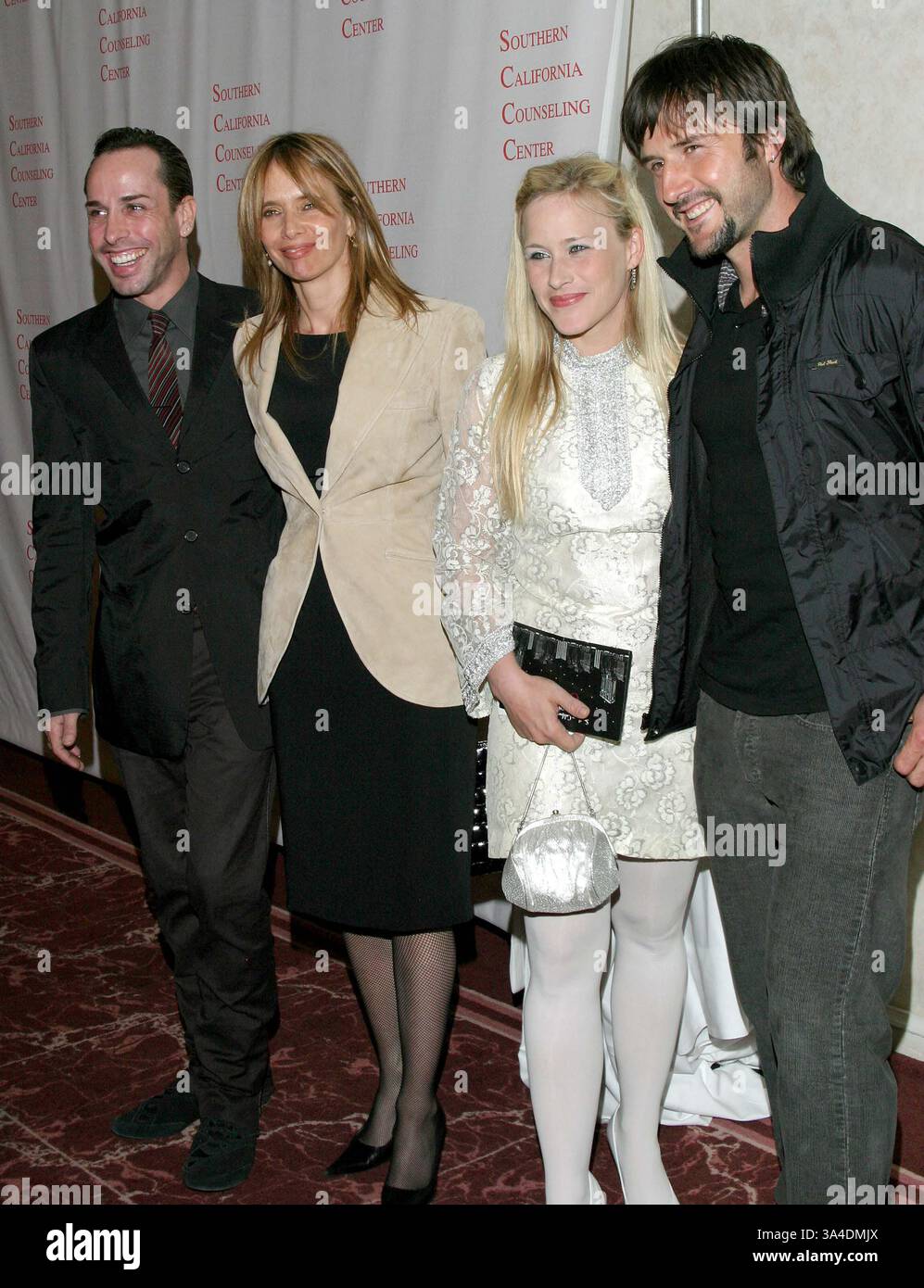 20 MAI 2004 - BEVERLY HILLS, CALIFORNIE, ÉTATS-UNIS - K37232TR.LA FAMILLE ARQUETTE REÇOIT LE PREMIER PRIX ANNUEL ''MARDI ARQUETTE SPIRIT AWARD'' LORS DU 38E GALA ANNUEL DES LUMIÈRES DE BEVERLY HILLS À L'HÔTEL BEVERLY HILTON, BEVERLY HILLS, CALIFORNIE.05/20/2004 . TOM RODRIGUEZ/ 2004.ALEXIS ARQUETTE, ROSANNA ARQUETTE, PATRICIA ARQUETTE ET DAVID ARQUETTE. (Crédit image : © Globe photos/ZUMAPRESS.com) Banque D'Images