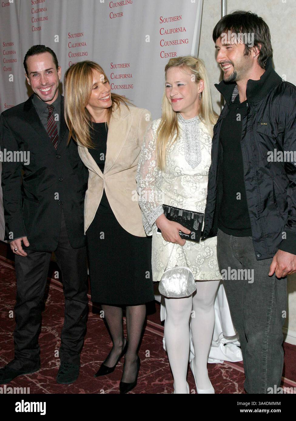 20 MAI 2004 - BEVERLY HILLS, CALIFORNIE, ÉTATS-UNIS - K37232TR.LA FAMILLE ARQUETTE REÇOIT LE PREMIER PRIX ANNUEL ''MARDI ARQUETTE SPIRIT AWARD'' LORS DU 38E GALA ANNUEL DES LUMIÈRES DE BEVERLY HILLS À L'HÔTEL BEVERLY HILTON, BEVERLY HILLS, CALIFORNIE.05/20/2004 . TOM RODRIGUEZ/ 2004.ALEXIS ARQUETTE, ROSANNA ARQUETTE, PATRICIA ARQUETTE ET DAVID ARQUETTE. (Crédit image : © Globe photos/ZUMAPRESS.com) Banque D'Images