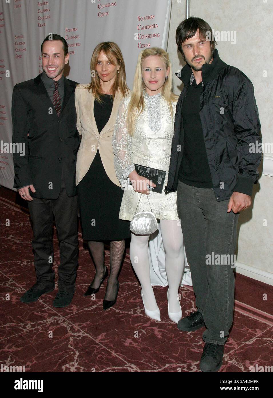 20 MAI 2004 - BEVERLY HILLS, CALIFORNIE, ÉTATS-UNIS - K37232TR.LA FAMILLE ARQUETTE REÇOIT LE PREMIER PRIX ANNUEL ''MARDI ARQUETTE SPIRIT AWARD'' LORS DU 38E GALA ANNUEL DES LUMIÈRES DE BEVERLY HILLS À L'HÔTEL BEVERLY HILTON, BEVERLY HILLS, CALIFORNIE.05/20/2004 . TOM RODRIGUEZ/ 2004.ALEXIS ARQUETTE, ROSANNA ARQUETTE, PATRICIA ARQUETTE ET DAVID ARQUETTE. (Crédit image : © Globe photos/ZUMAPRESS.com) Banque D'Images