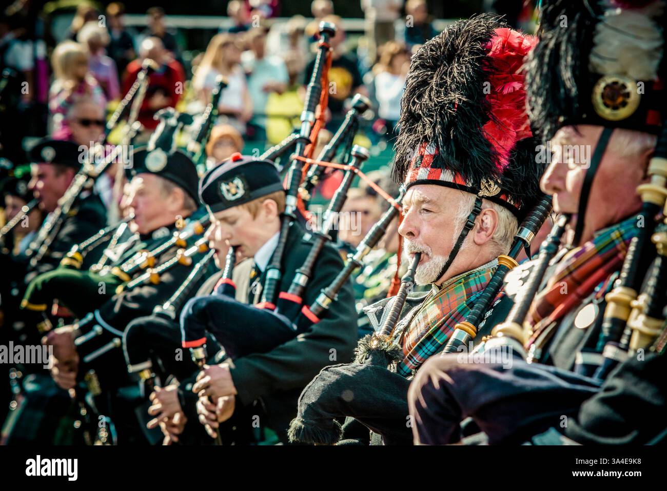 7 septembre 2013 - Braemar, Écosse, Royaume-Uni - Un orchestre de pipes participe à la marche pendant les Jeux annuels des Highlands de Braemer au Princess Royal and Duke of Fife Memorial Park - S.M. la Reine avec S.A.R. le Prince Philip et le Prince Charles ont assisté au Braemar Royal Highland Gathering 2013 qui s'est tenu au Princess Royal and Duke of Fife Memorial Park. Sa Majesté a également décerné des trophées aux gagnants. (Crédit image : © Matthias Oesterle/ZUMA Wire/ZUMAPRESS.com) Banque D'Images