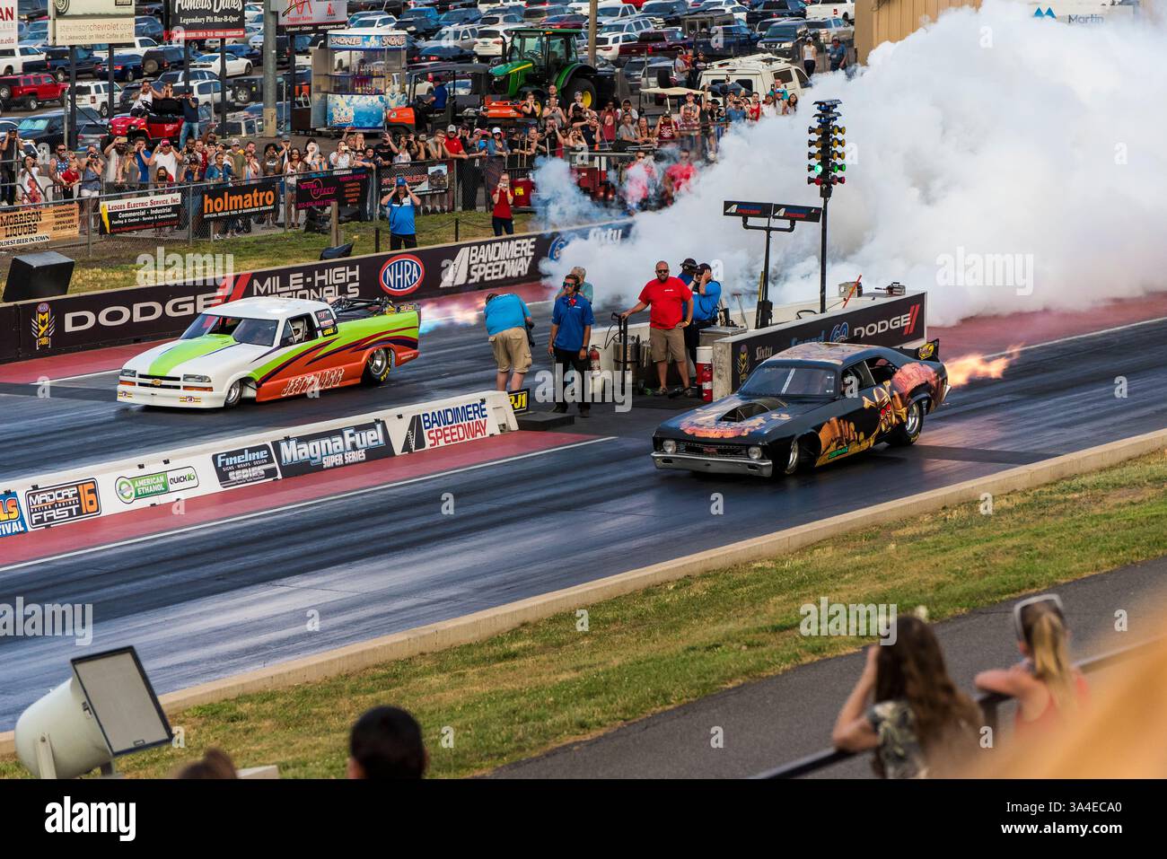 Drag Racing Burnout au Bandimere Speedway avec des foules de fumée de flammes et des voitures musclées Banque D'Images