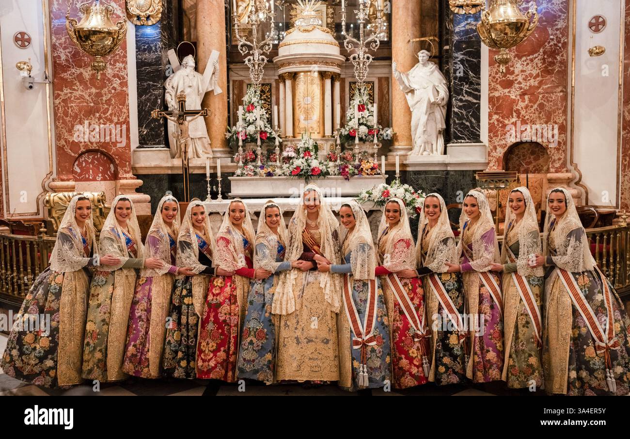 Valencia, Espagne - 19 mars 2025. Berta Peiró Garcia, Maire des Fallera de Valence, et d’autres Mayores des Falleras se réunissent dans la Basilique de la Virgen de los Desamparados pour offrir leur bouquet de fleurs à Mare de Déu, lors d’une messe célébrée par l’archevêque de Valence, Enrique Benavent Vidal. Crédit : Roberto Arosio/Alamy Live News Banque D'Images