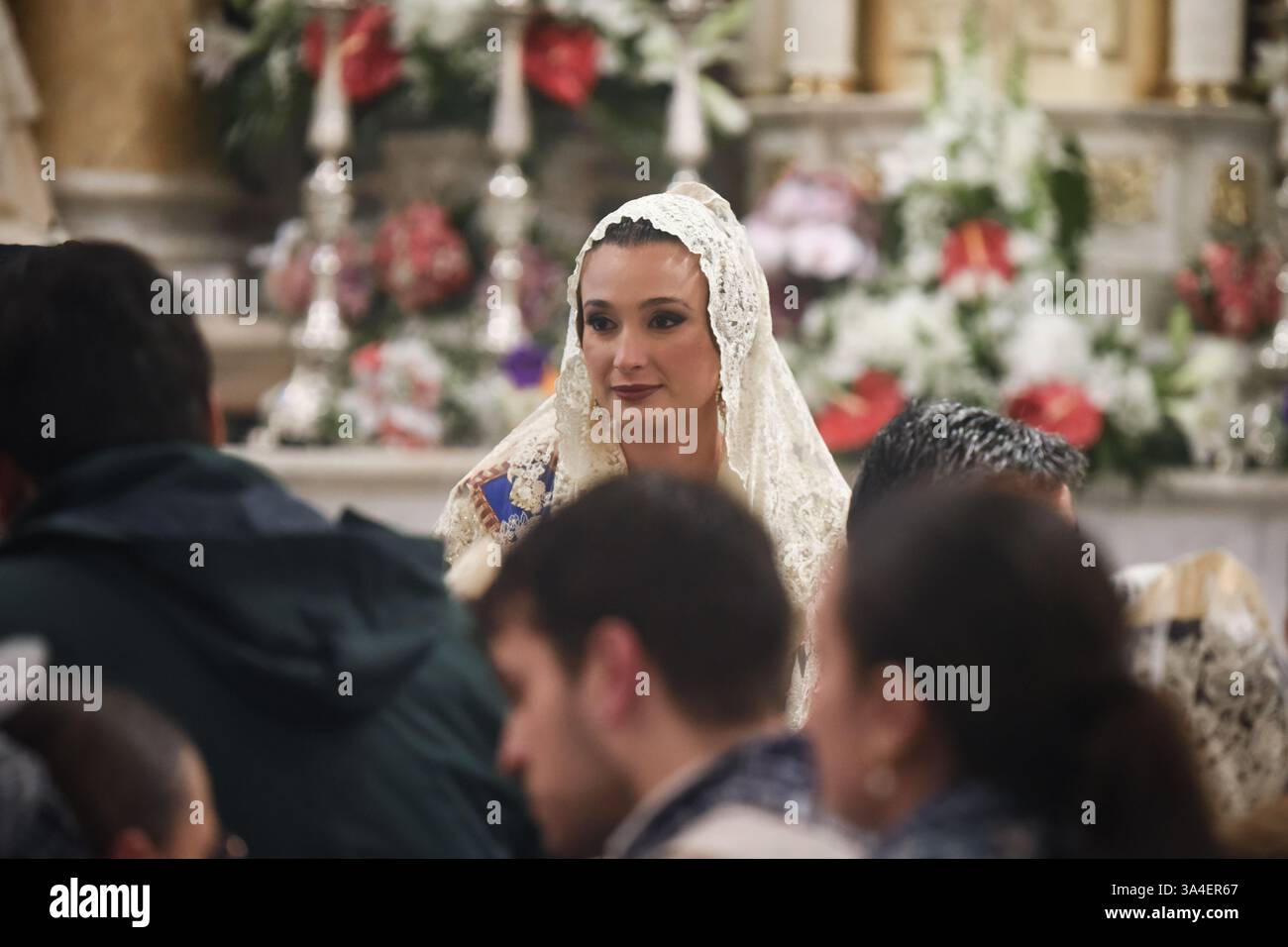 Valencia, Espagne - 19 mars 2025. Berta Peiró García, Maire des Fallera de Valence, et d’autres Mayores des Falleras se réunissent dans la Basilique de la Virgen de los Desamparados pour offrir leur bouquet de fleurs à Mare de Déu, lors d’une messe célébrée par l’archevêque de Valence, Enrique Benavent Vidal. Crédit : Roberto Arosio/Alamy Live News. Banque D'Images