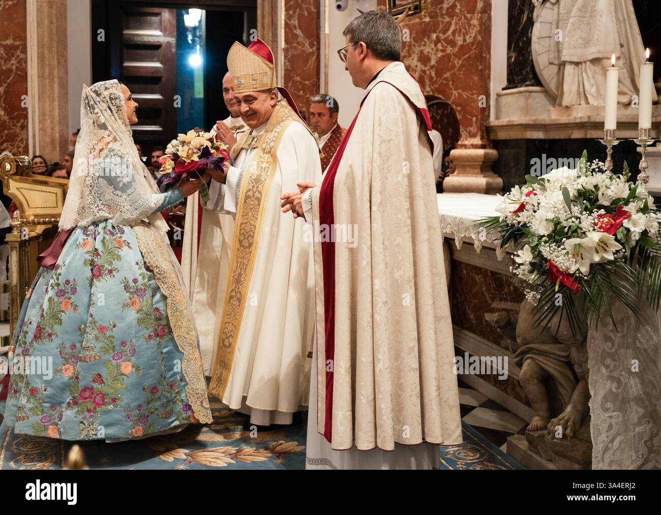 Valencia, Espagne - 19 mars 2025. Berta Peiró Garcia, Maire des Fallera de Valence, et d’autres Mayores des Falleras se réunissent dans la Basilique de la Virgen de los Desamparados pour offrir leur bouquet de fleurs à Mare de Déu, lors d’une messe célébrée par l’archevêque de Valence, Enrique Benavent Vidal. Crédit : Roberto Arosio/Alamy Live News Banque D'Images