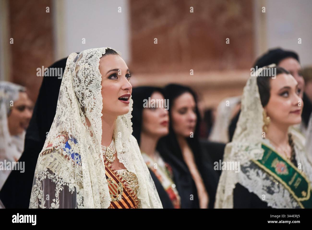 Valencia, Espagne - 19 mars 2025. Berta Peiró García, Maire des Fallera de Valence, et d’autres Mayores des Falleras se réunissent dans la Basilique de la Virgen de los Desamparados pour offrir leur bouquet de fleurs à Mare de Déu, lors d’une messe célébrée par l’archevêque de Valence, Enrique Benavent Vidal. Crédit : Roberto Arosio/Alamy Live News. Banque D'Images