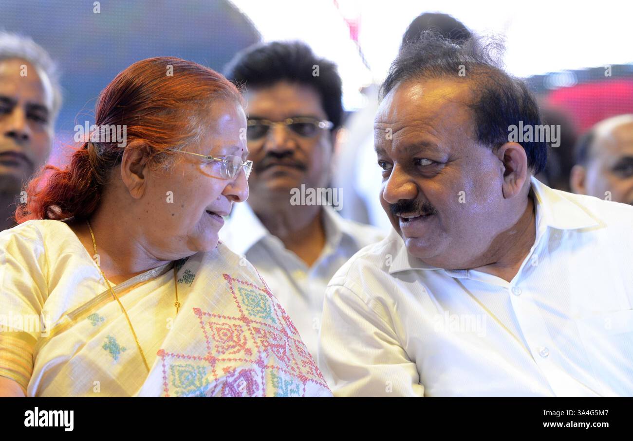 NEW DELHI, INDE â€“ 13 JUILLET : Sumitra Mahajan, conférencière de Lok Sabha, avec Harsh Vardhan, ministre de la santé de l’Union, lors des premières célébrations du jour de fondation de la Fédération internationale Vaish à New Delhi. (Photo de Shekhar Yadav/India Today Group) *** légende locale *** Sumritra Mahajan ;Harsh Vardhan (crédit image : © India Today/ZUMA Wire) Banque D'Images
