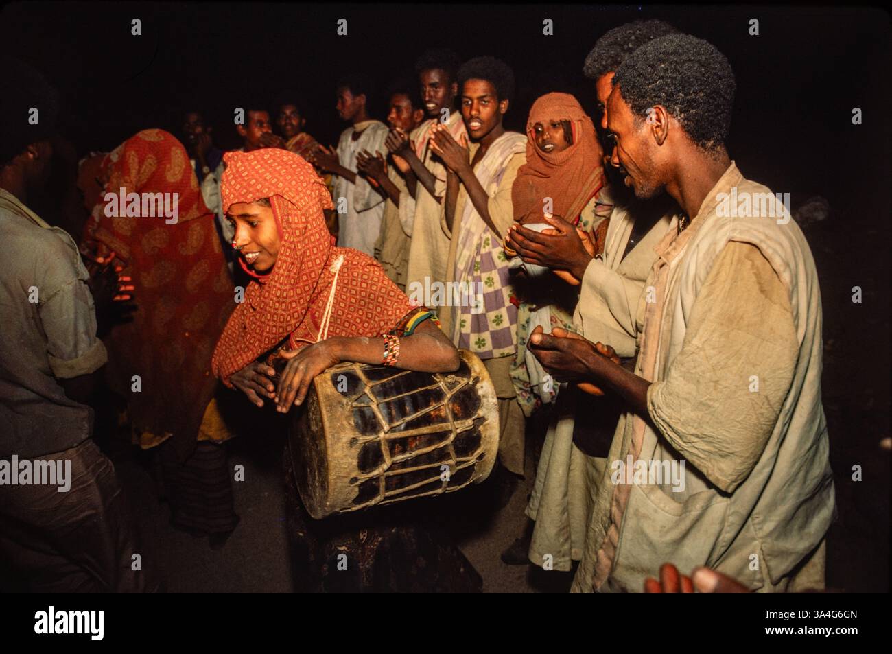 L'EPLF (Front populaire de libération de l'Érythrée) et les nomades locaux dansent sur un rythme de tambour, Gerger, Érythrée, juin 1983 Banque D'Images