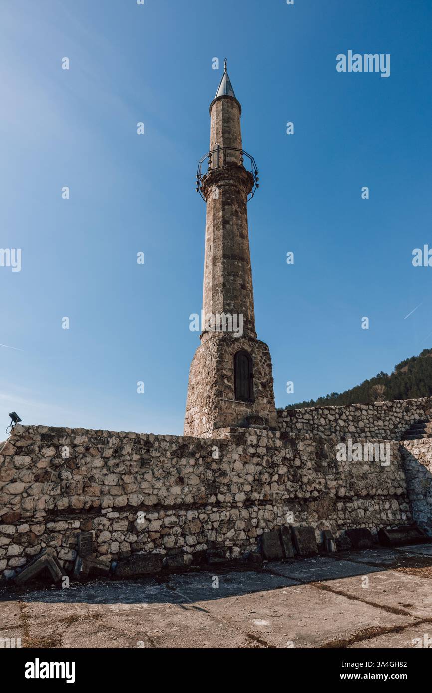 Le beau minaret dans l'ancien château de Travnik - château de Stari Grad - la forteresse historique sur le bord de la ville de Travnik par une journée ensoleillée. Banque D'Images