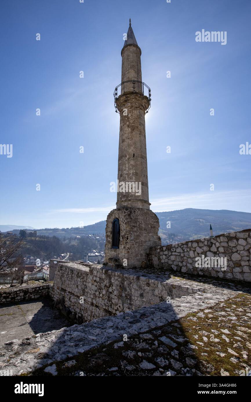 Le beau minaret dans l'ancien château de Travnik - château de Stari Grad - la forteresse historique sur le bord de la ville de Travnik par une journée ensoleillée. Banque D'Images