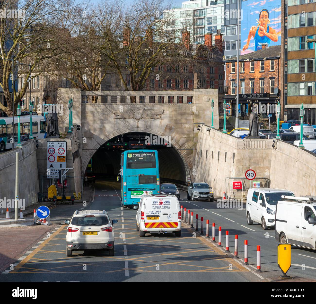 Trafic de véhicules sur les routes du Queensway Mersey tunnel dans le centre-ville, Liverpool, Merseyside, Angleterre, Royaume-Uni Banque D'Images