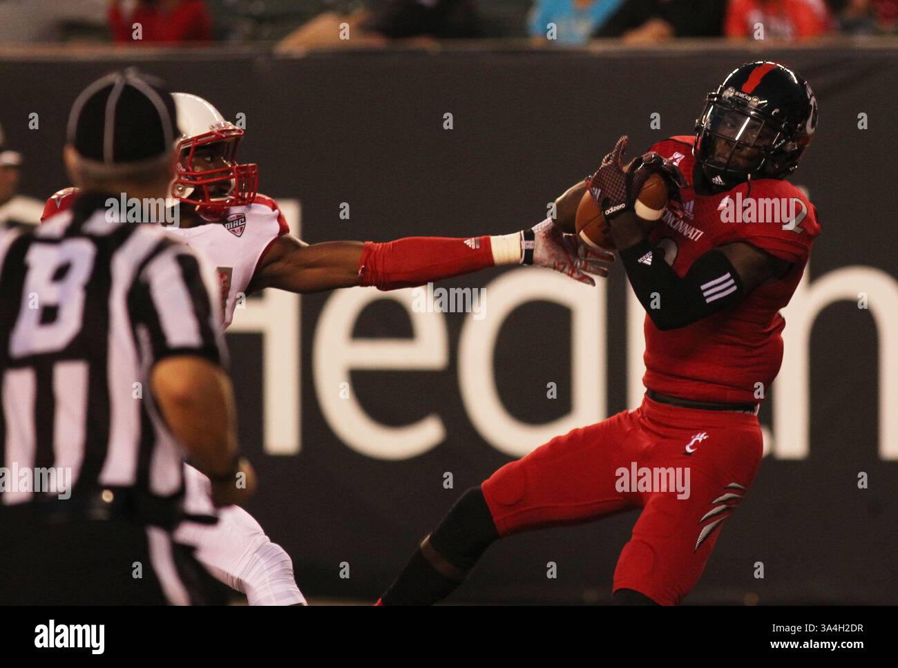20 septembre 2014 - Cincinnati, Ohio, U. S - Mekale McKay (2), réceptrice large des Bearcats de Cincinnati, effectue un touchdown dans le premier quart-temps de jeu pour lier le match contre Miami (OH) Redhawks. Le samedi 20 septembre 2014. (Crédit image : © Ernest Coleman/ZUMA Wire) Banque D'Images