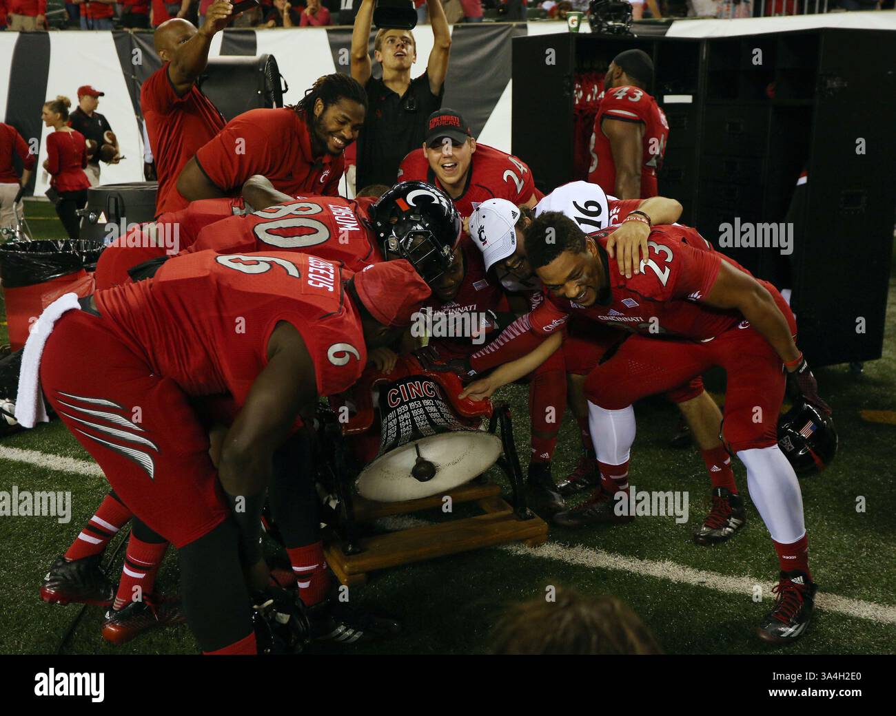 20 septembre 2014 - Cincinnati, Ohio, U. S - le joueur des Bearcats de Cincinnati sonne la cloche de la victoire le samedi 20 septembre 2014. Comme ils sont Miami (OH) Redhawks pour la 9ème année consécutive 31 à 24. (Crédit image : © Ernest Coleman/ZUMA Wire) Banque D'Images