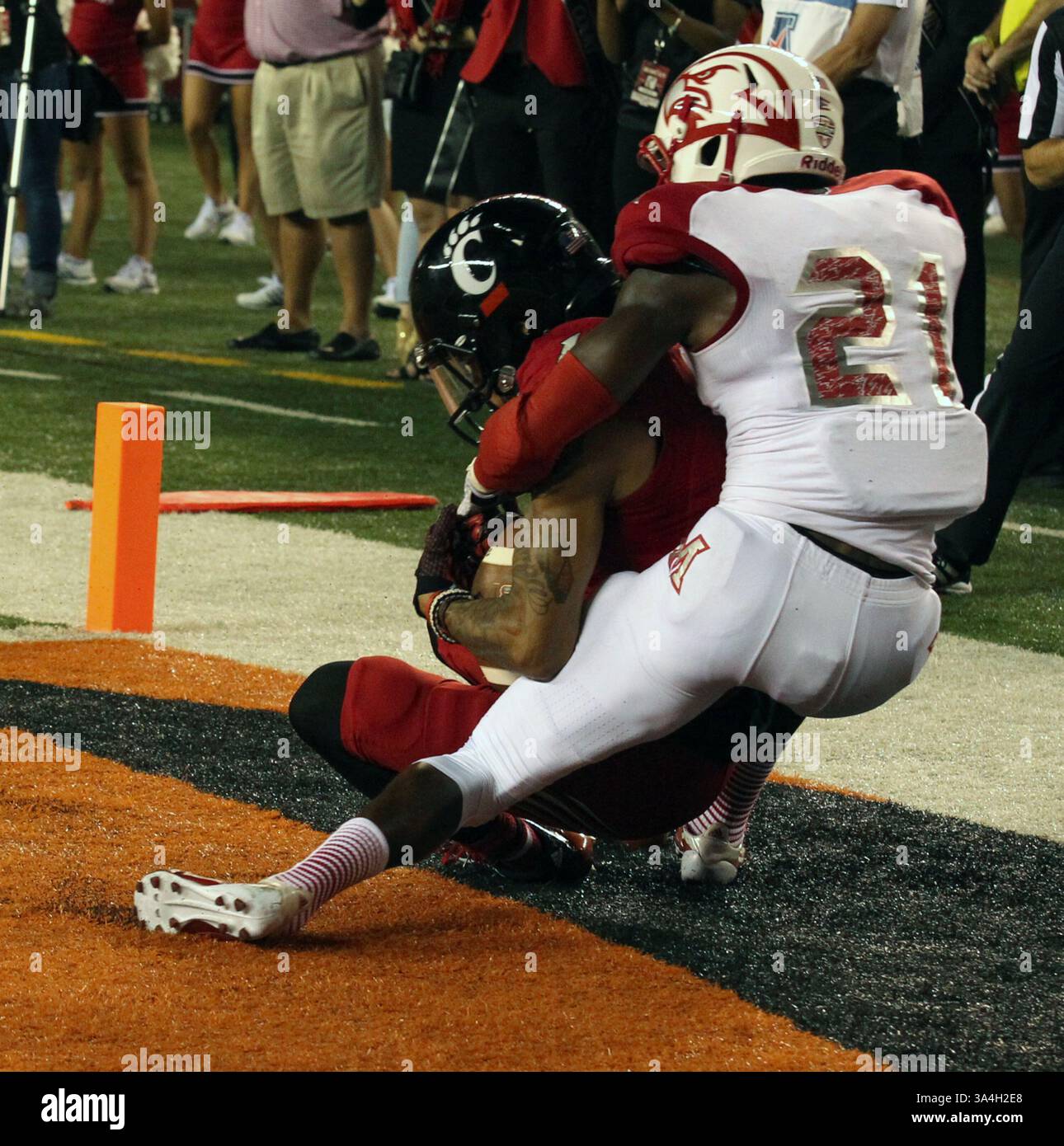 20 septembre 2014 - Cincinnati, Ohio, U. S - Cincinnati Bearcats Wide receveur Chris Moore (15 ans) tient le ballon pour un toucher vers le bas dans le deuxième quart de jeu. COMME Miami (OH) Redhawks arrière défensif Marshall Taylor (21). Le samedi 20 septembre 2014. (Crédit image : © Ernest Coleman/ZUMA Wire) Banque D'Images