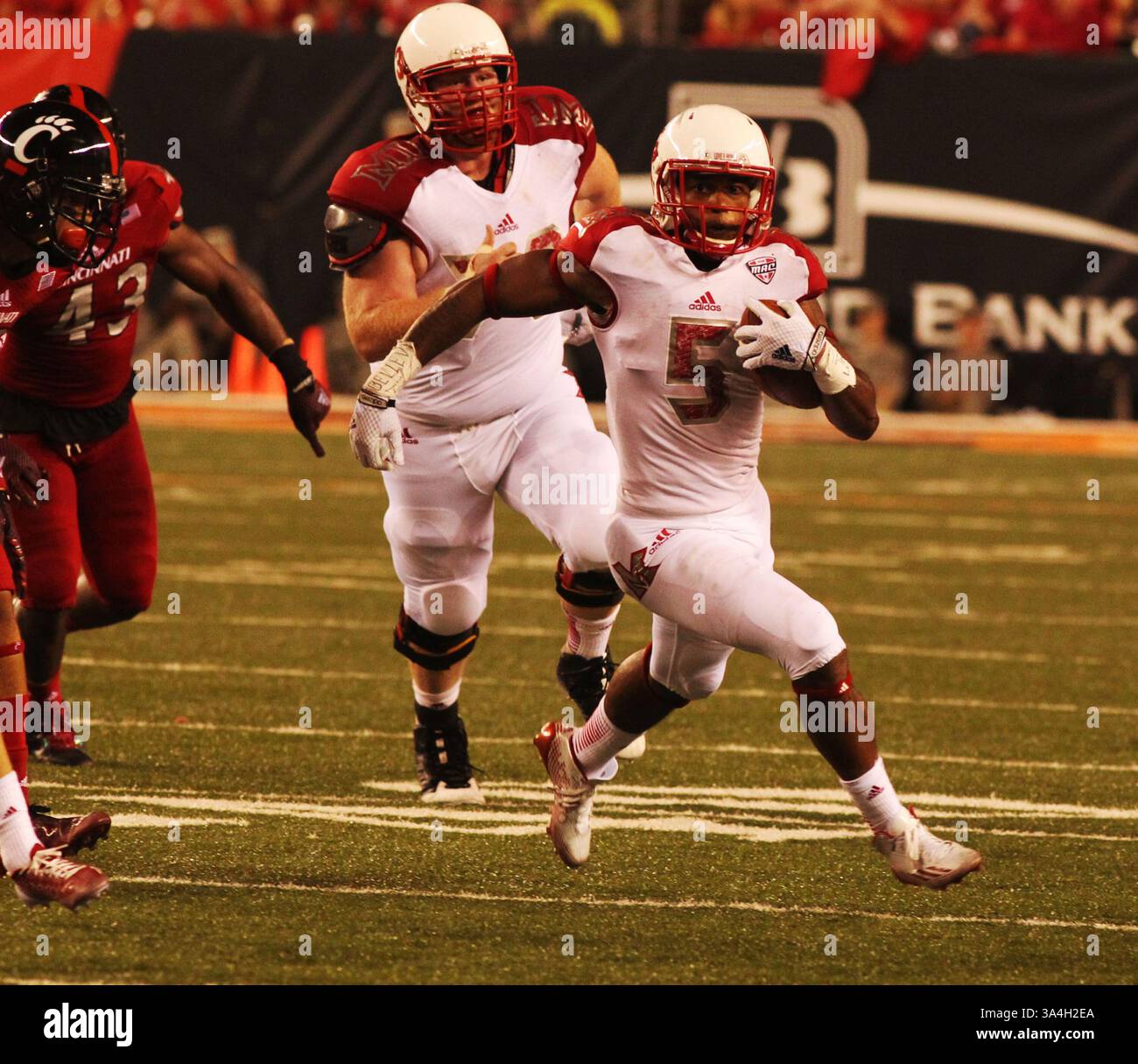 20 septembre 2014 - Cincinnati, Ohio, U. S - Miami (OH) le récepteur large des Redhawks Dawan Scott (5) Pick You Yards dans le troisième quart de jeu le samedi 20 septembre. 2014. Alors que les Redhawks ne sont pas à la hauteur des Cincinnati Bearcats 31-24. (Crédit image : © Ernest Coleman/ZUMA Wire) Banque D'Images