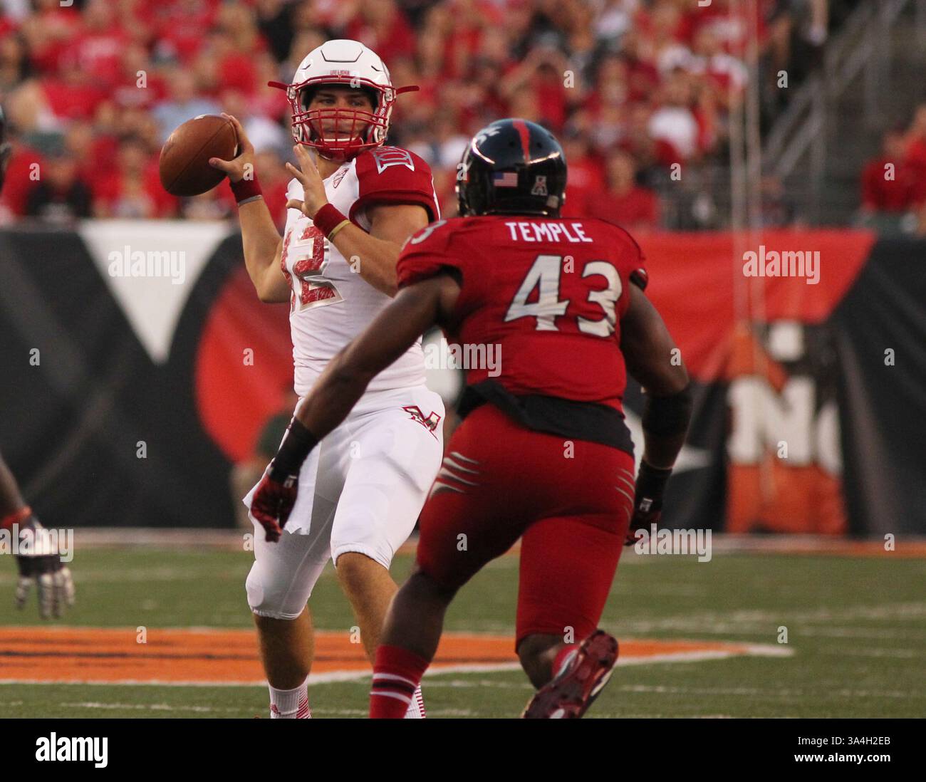 20 septembre 2014 - Cincinnati, Ohio, U. S - DUPLIQUÉ***le quarterback des Redhawks de Miami (OH) Andrew Hendrix (12) est prêt à jeter le linebacker des Bearcats de Cincinnati Nick Temple (43). Dans le premier quart de jeu. Le samedi 20 septembre ,2014 (crédit image : © Ernest Coleman/ZUMA Wire) Banque D'Images