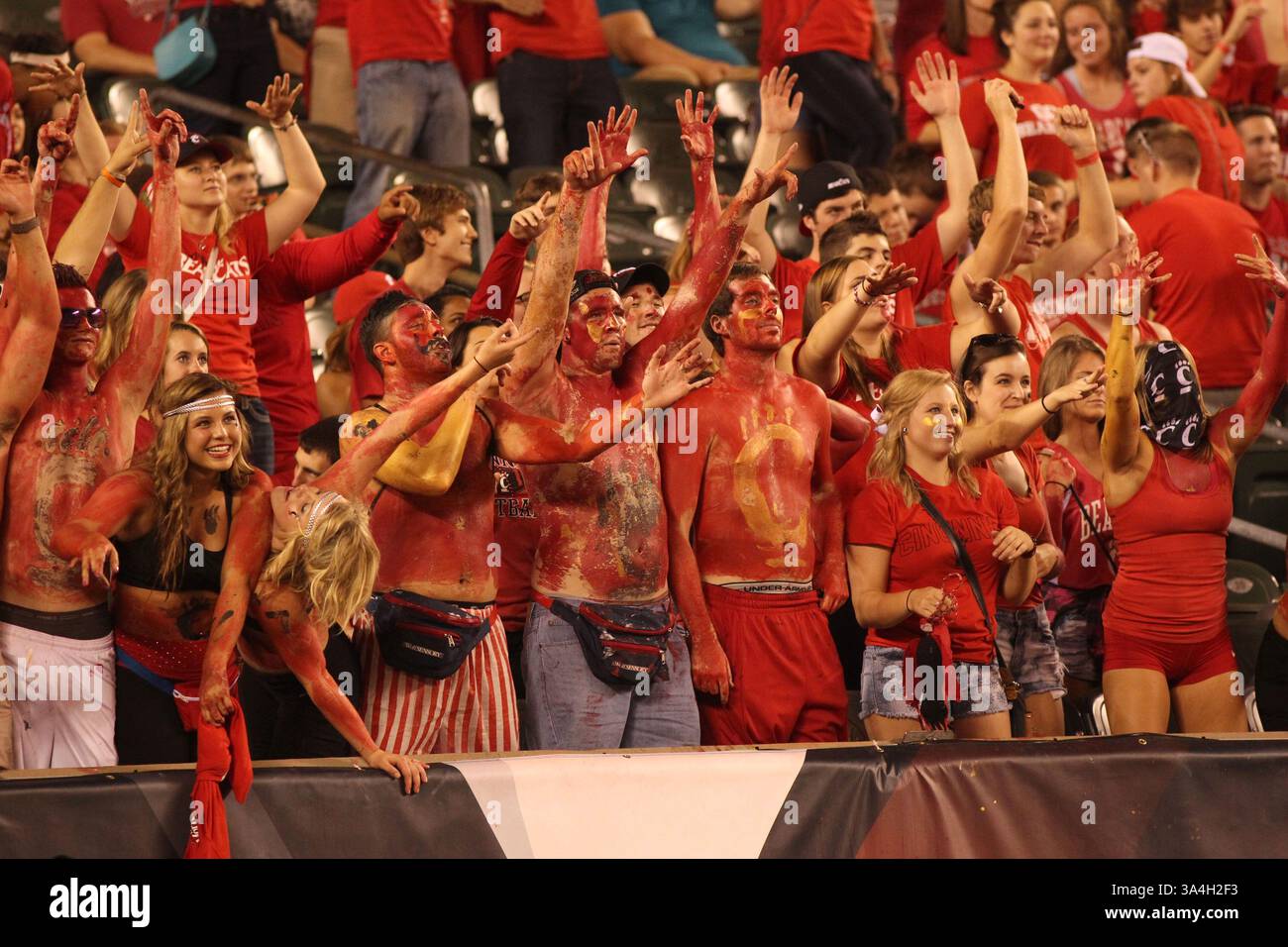 20 septembre 2014 - Cincinnati, Ohio, U. S - les fans des Cincinnati Bearcats acclament que le jeu avec Miami (OH) Redhawks touche à sa fin. Alors que les Bearcats vont sur la victoire 31-24. Le samedi 20 septembre 2014. (Crédit image : © Ernest Coleman/ZUMA Wire) Banque D'Images