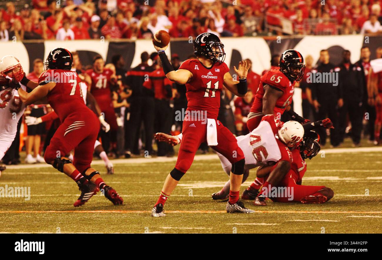 20 septembre 2014 - Cincinnati, Ohio, U. S - le quarterback des Bearcats de Cincinnati Gunner Kiel (11 ans) est prêt à passer dans le 4ème quart de jeu. Le samedi 20 septembre 2014. Alors que les Bearcat vont gagner sur Miami (OH) Redhawks 31 à 24. (Crédit image : © Ernest Coleman/ZUMA Wire) Banque D'Images