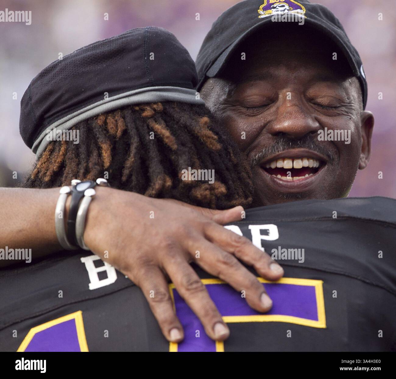 20 septembre 2014 - Greenville, NC, États-Unis - Ruffin McNeill, entraîneur de Caroline de l'est, donne un câlin à Brandon Bishop (15 ans) après le touchdown de Bishop au deuxième quart-temps contre la Caroline du Nord le samedi 20 septembre 2014 au stade Dowdy-Ficklen de Greenville, Caroline du Nord (crédit image : © Robert Willett/MCT/ZUMA Wire) Banque D'Images