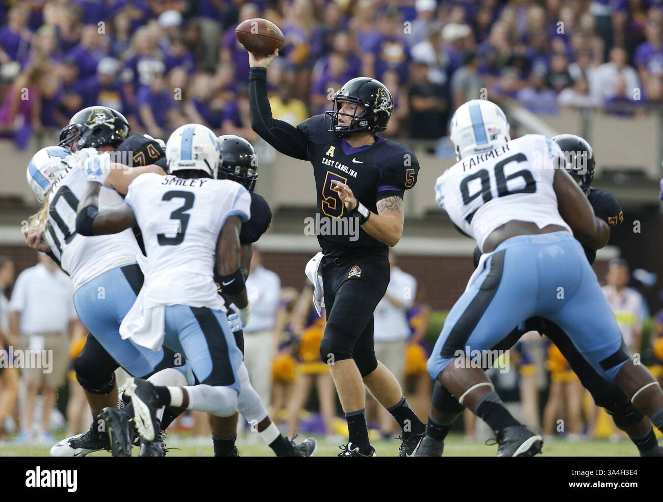 20 septembre 2014 - Greenville, NC, USA - le quarterback de la Caroline de l'est Shane Carden (5) lance pendant la première moitié du match de l'UNC contre la Caroline de l'est au stade Dowdy-Ficklen de Greenville, Caroline du Nord, samedi 20 septembre 2014. (Crédit image : © Ethan Hyman/MCT/ZUMA Wire) Banque D'Images