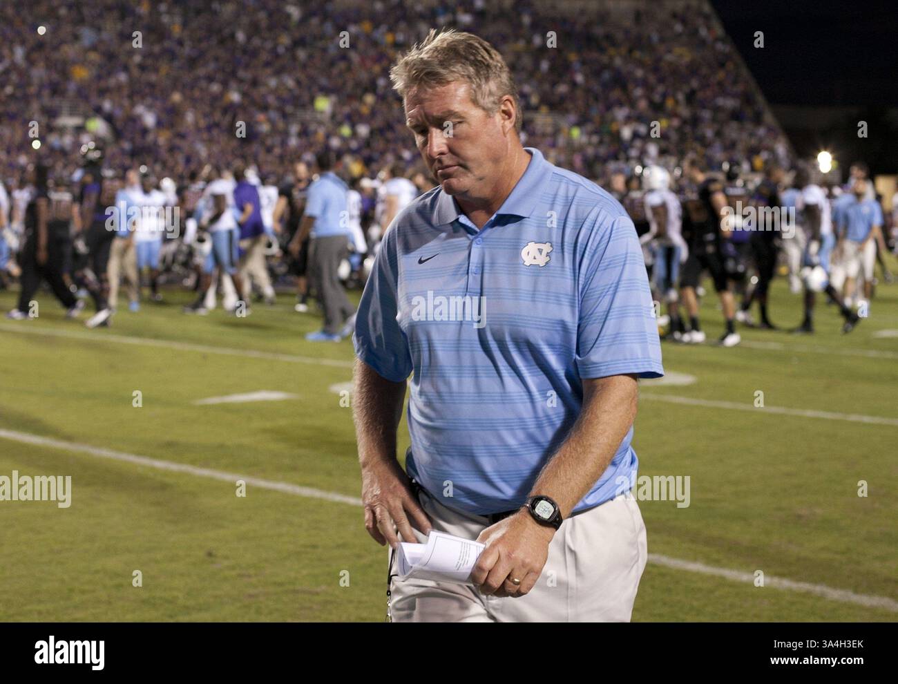 20 septembre 2014 - Greenville, NC, États-Unis - L'entraîneur-chef adjoint de l'UNC pour la défensive Vic Koenning laisse les dossiers après la défaite 70-41 des Tar Heels contre la Caroline de l'est le samedi 20 septembre 2014 au stade Dowdy-Ficklen de Greenville, Caroline du Nord (crédit image : © Robert Willett/MCT/ZUMA Wire) Banque D'Images