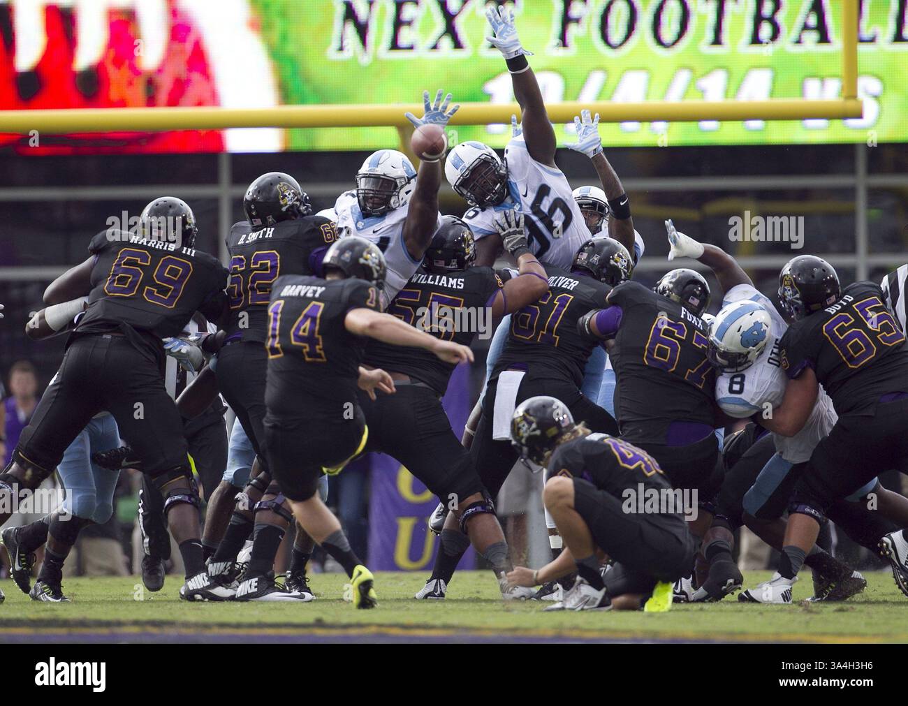20 septembre 2014 - Greenville, NC, États-Unis - le Junior Gnonkonde (44) de l'UNC bloque une tentative de but de Warren Harvey (14) de Caroline de l'est dans le deuxième quart-temps le samedi 20 septembre 2014 au stade Dowdy-Ficklen de Greenville, Caroline du Nord (crédit image : © Robert Willett/MCT/ZUMA Wire) Banque D'Images