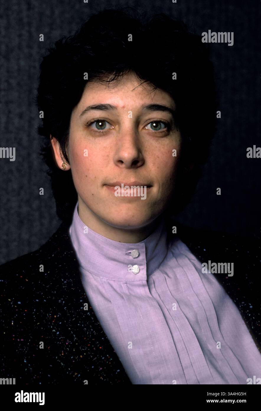 23 mars 1989 ; Minneapolis, MN, États-Unis ; avocate ROBERTA WALBURN qui a représenté l'Inde dans le procès Union Carbide Bhopal. La catastrophe de Bhopal en 1984 a tué des milliers de personnes dans la ville indienne de Bhopal dans le Madhya Pradesh, suite au rejet accidentel de quarante tonnes d’isocyanate de méthyle (MIC) d’une usine chimique située au cœur de la ville. Cet événement reste la pire catastrophe industrielle de l'histoire, avec des blessures importantes à au moins 50 000 personnes. Dans un règlement à l'amiable conclu le 14 février 1989, Union Carbide a accepté de payer 70 millions USD pour les dommages qu'elle a causés en t Banque D'Images