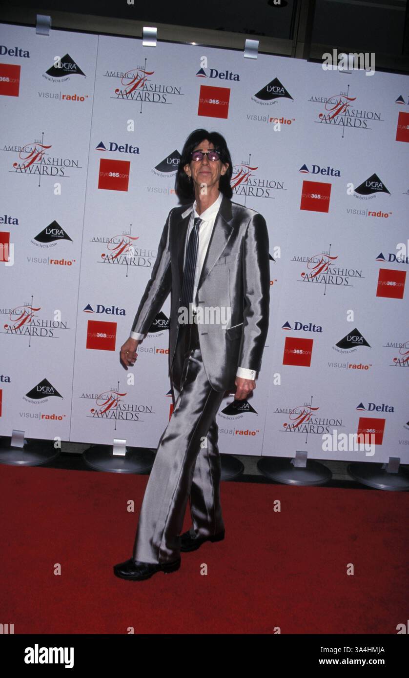 15 juin 2000 ; New York, NY, États-Unis ; chanteur et guitariste pour le groupe 'The Cars' RIC OCASEK des années 80 aux CFDA Fashion Awards 2000. Banque D'Images 15 juin 2000 ; New York, NY, États-Unis ; chanteur et guitariste pour le groupe 'The Cars' RIC OCASEK des années 80 aux CFDA Fashion Awards 2000. Banque D'Images