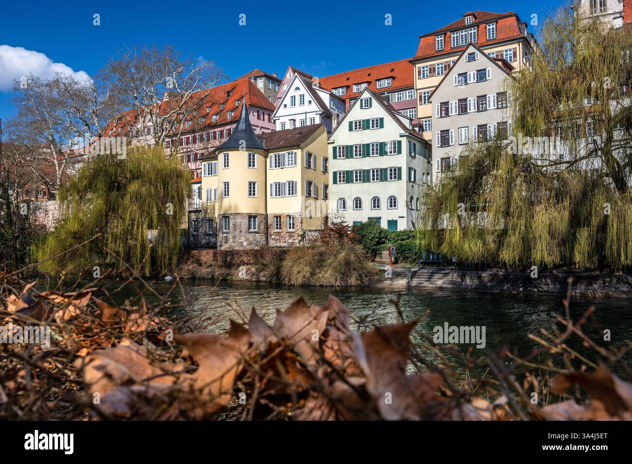 Hölderlinturm célèbre et maisons traditionnelles à colombages au bord de la rivière de Tübingen, en Allemagne Banque D'Images