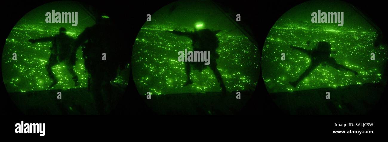 23 juillet 2004 ; Bagdad, Irak ; Une série de plans montre la sortie d'un groupe de Marines pathfinder du 1er Bataillon de reconnaissance, I Marine Expeditionary Force, sautant d'un avion cargo KC-130 Hercules dans le ciel nocturne près de Bagdad le 23 juillet. Le groupe de cinq Marines a effectué le premier parachute de combat historique à haute altitude pour le corps des Marines. Banque D'Images