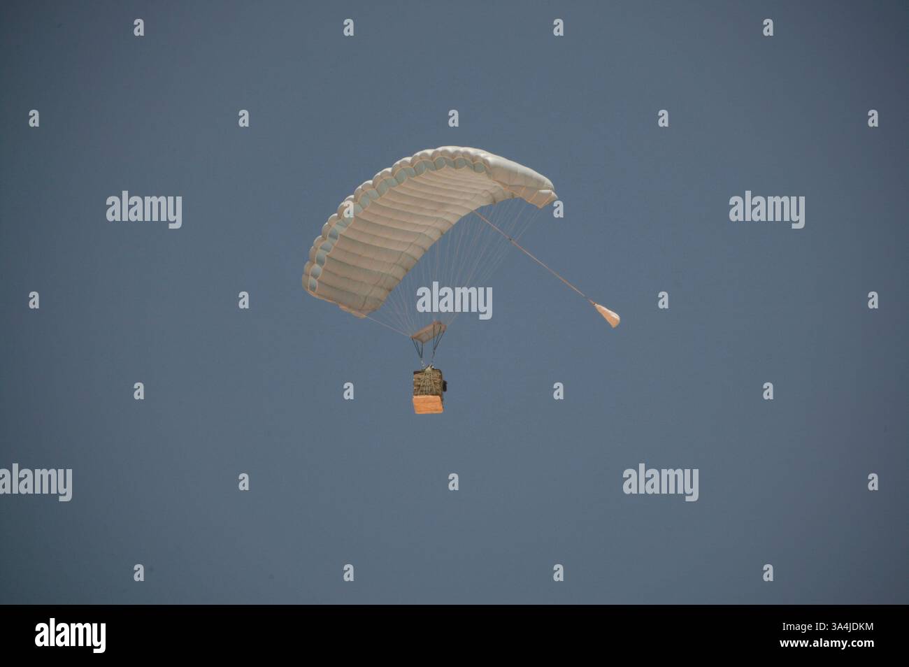 09 août 2004 ; Camp Korean Village, Irak ; Un système de parachute cargo de précision Sherpa approche de sa zone de largage à l'extérieur du Camp Korean Village, Irak, le 9 août 2004. Le Sherpa est un système produit commercialement guidé par le système de positionnement global qui peut se diriger de près de cinq miles de haut à moins de 200 mètres d'un point de largage ciblé, permettant aux pilotes de rester hors de portée des tirs ennemis. Deux systèmes Sherpa ont fait leurs premiers vols et atterrissages de précision dans une zone de combat le 9 août. Le 1st Air Delivery Platoon, qui fait partie du combat Service support Battalion 7, a reçu les Sherpas Banque D'Images
