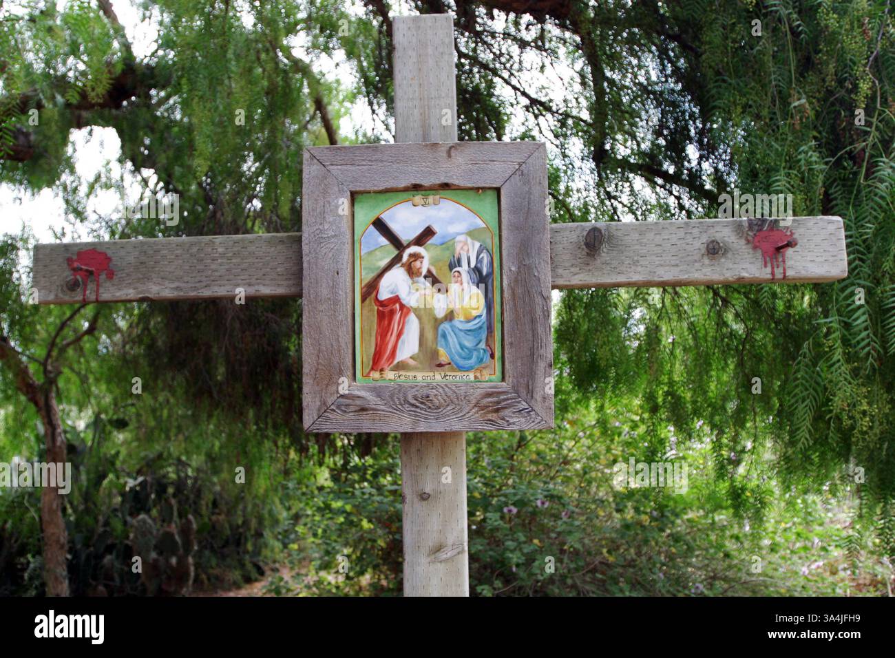20 août 2004 ; Solvang, CALIFORNIE, États-Unis ; des croix en bois racontent des histoires religieuses à l'arrière de Mission Santa Ines à Solvang, en Californie. Crédit obligatoire : photo de Krista Kennell/ZUMA Press. (©) Copyright 2004 par Krista Kennell Banque D'Images