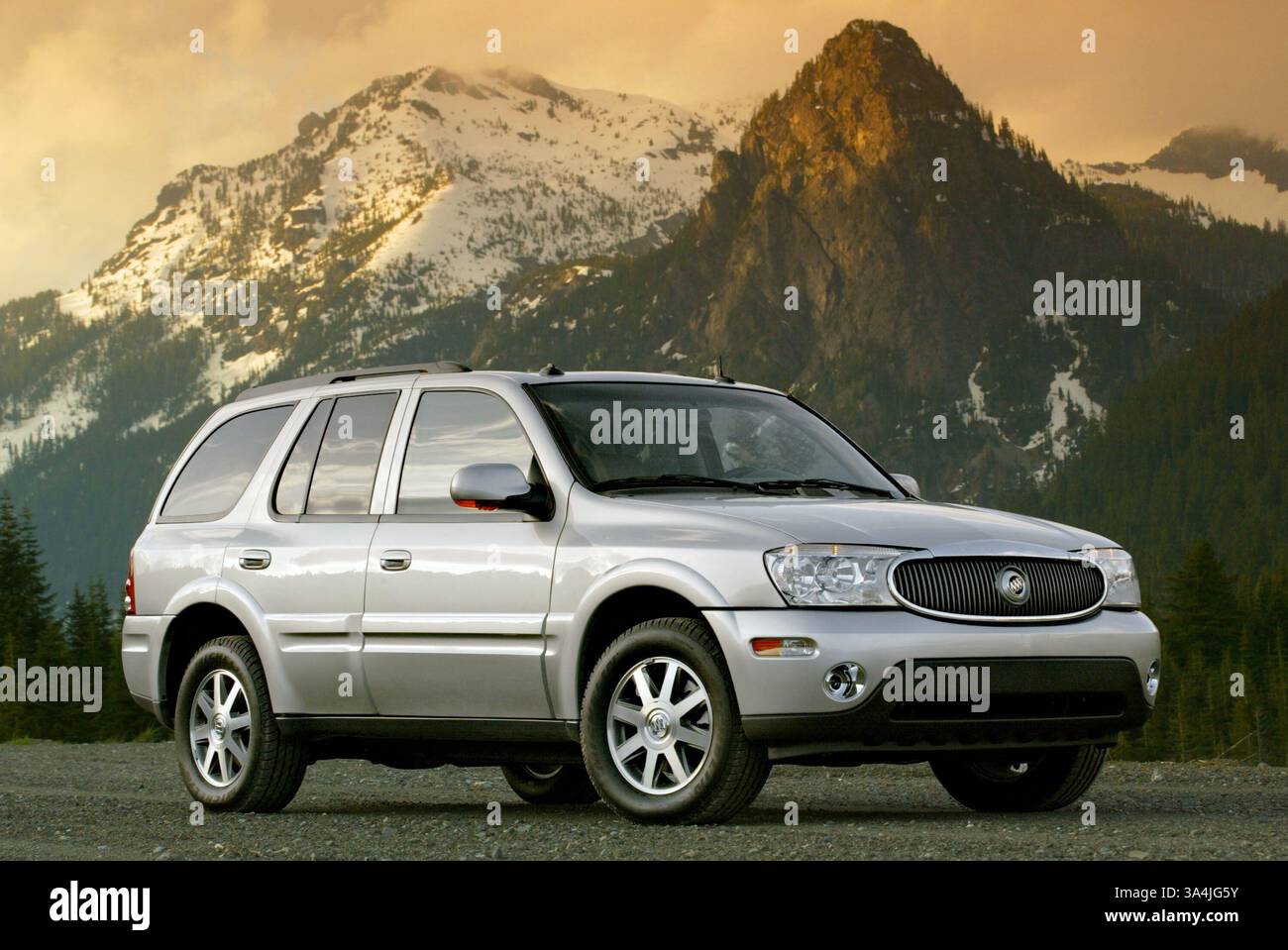 22 août 2004 ; Los Angeles, CA, États-Unis ; le Rainier 2005 de Buick. Après son lancement réussi en 2004 comme premier véhicule utilitaire sport plein châssis de Buick, le Rainier 2005 offre encore plus de puissance en V-8 livrable, ainsi que des raffinements subtils qui renforcent sa position en tant que mélange de luxe véritable et de capacités exceptionnelles. Banque D'Images