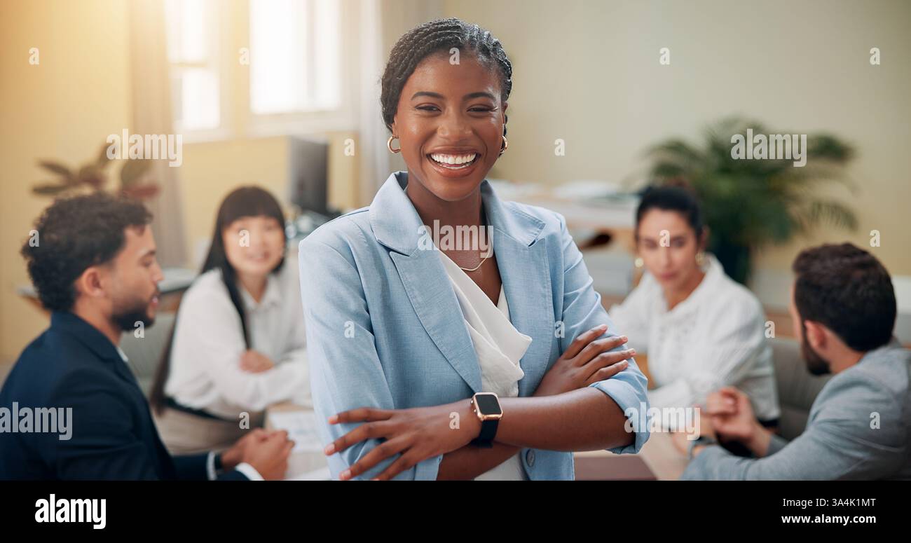 Portrait, groupe et femme avec les bras croisés, rencontre et feedback pour article, critiques et conseils visage, rédacteur de magazine ou journaliste avec des écrivains Banque D'Images