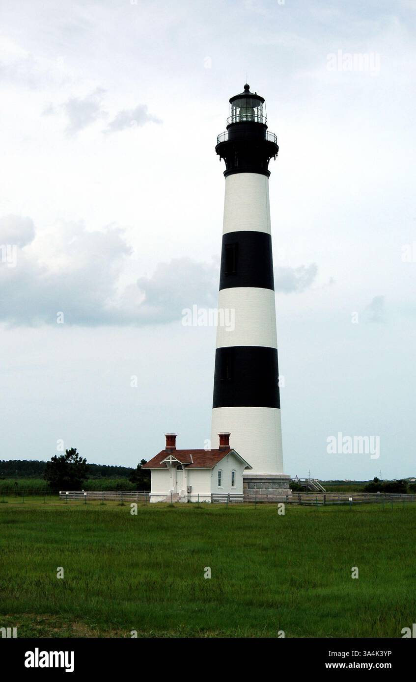 12 juillet 2005 ; Bodie Island, Caroline du Nord, États-Unis ; le phare de Bodie Island a été construit en 1872 et est toujours opérationnel en 2005. Il mesure 150 pieds de haut et son signal peut être vu sur 19 miles. Photo le 12 juillet 2005. Crédit obligatoire : photo de Ed Bensen/ZUMA Press. (©) Copyright 2005 par Ed Bensen Banque D'Images