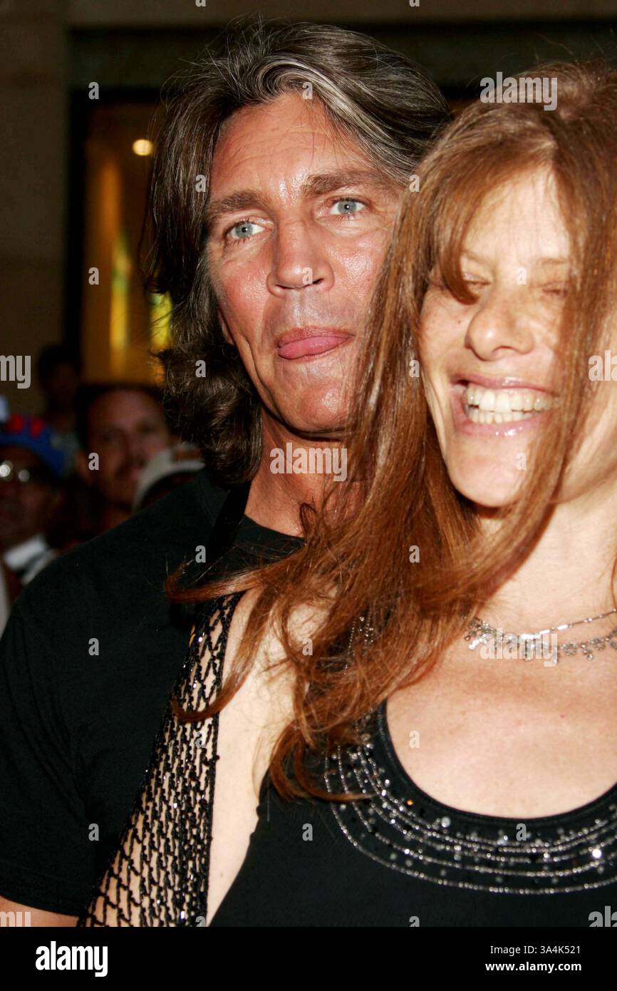 30 AOÛT 2005 - HOLLYWOOD, CALIFORNIE, ÉTATS-UNIS - ERIC ROBERTS ET SON ÉPOUSE ELIZA -. WORLD MUSIC AWARDS 2005 -. KODAK THEATER, HOLLYWOOD, CA -.08-31-2005 -. NINA PROMMER/ 2005.K44715NP(crédit image : © Globe photos/ZUMAPRESS.com) Banque D'Images