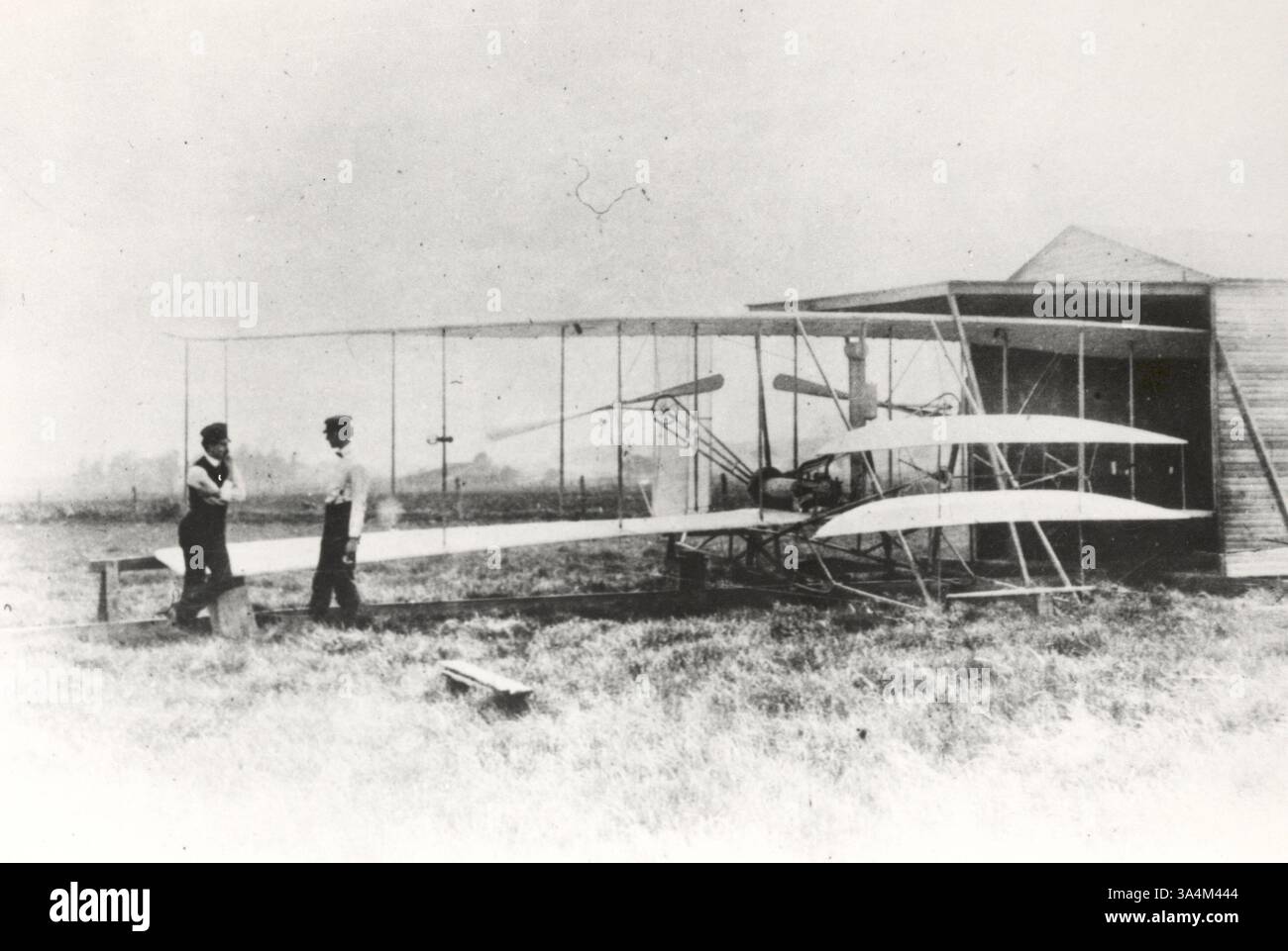 26 juin 2013 - Wilbur et Orville Wright avec le Flyer II à Huffman Prairie, à l'extérieur de Dayton, Ohio, le 1er mai 1904... les Wright ont eu beaucoup plus de mal à tester leurs avions à Huffman Prairie qu'à Kill Devil Hills, Caroline du Nord, en raison de l'absence de vents violents. Pour atteindre artificiellement la vitesse du vent nécessaire de 27 miles par heure, les frères inventèrent une catapulte qui fournissait la vitesse supplémentaire nécessaire pour prendre l'air. Le 7 septembre 1904, les Wrights testèrent la première catapulte et elle fut un succès, donnant au Flyer II un coup de pouce pour effectuer des vols d'un demi-mile de long. (Crédit image : © NASA Banque D'Images